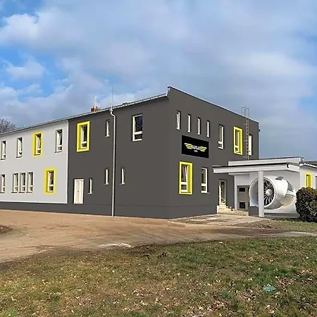 Hangar فندق Krmelin